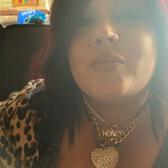 Meet your Posher, Nicole - Picture 2 of 2